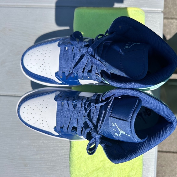 Size 9.5 - Nike Air Jordan 1 Mid Mystic Mens Navy Mint White Sneaker 554724-413 - Picture 3 of 16